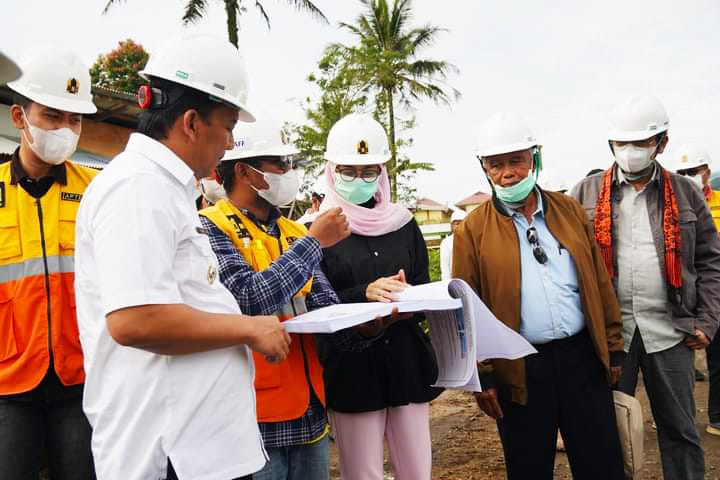 Anggota Komisi X DPR RI, Desi Ratna Sari (pakai nasker), saat mendapat penjelasan dari Pj Wako Sonny, terkait pembangunan kawasan SC, Rabu (6/12/2023).